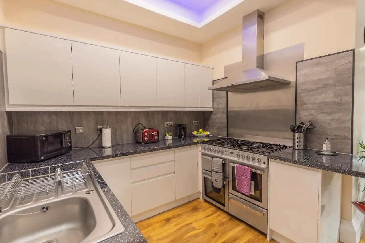 New 3-Bedroom Apartment Close To City Centre Edinburgh 0*,