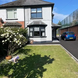 cheerful-2-bed-house-on-causeway-coastal-route-with-parking.belfasthotelsireland.com/
